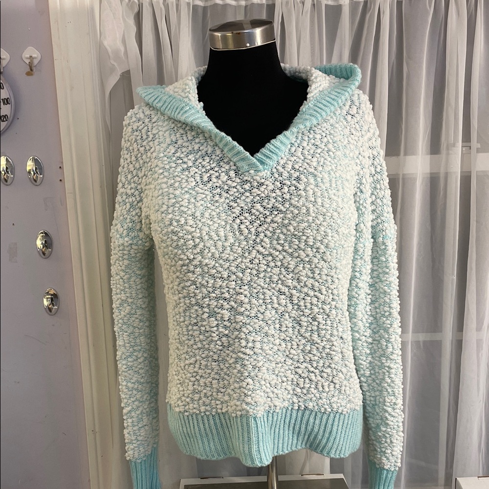 No Boundaries Textured Knit Sweater in White and Blue L